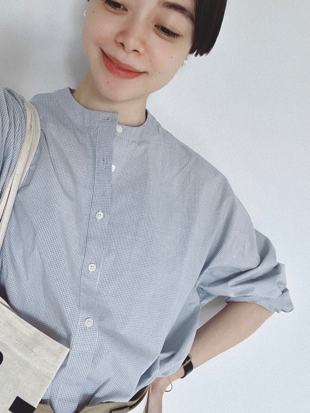 「秋先取りコーデ、オトナ女子、カジュアル、シンプルスタイル、秋服、シャツスタイル、シャツ、チェックシャツ、ベージュパンツ、シンプル、メンズライク、ママコーデ」｜「conges payes ADIEU TRISTESSEのKanocoさんコラボレーションシャツ（シャツ/ブラウス、グレー系）」を使った、Kanocoさん（レディース・170cm）の秋コーディネートの2枚目の写真