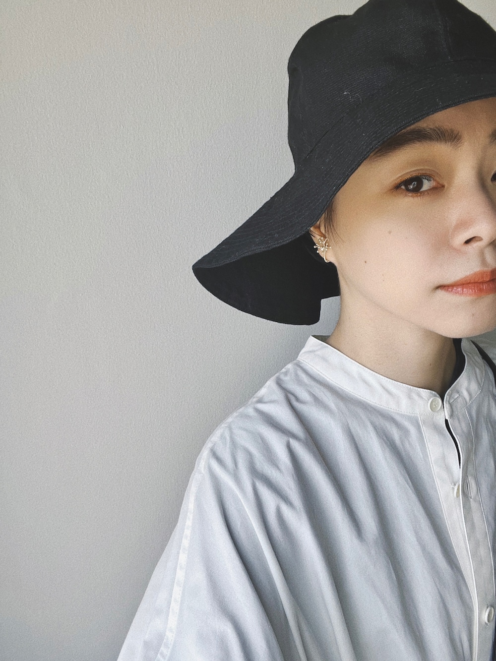 ブラック系のバッグ、ホワイト系のワンピース/ドレス、ブラック系のその他パンツを着用したレディースの春コーディネートの3枚目の写真