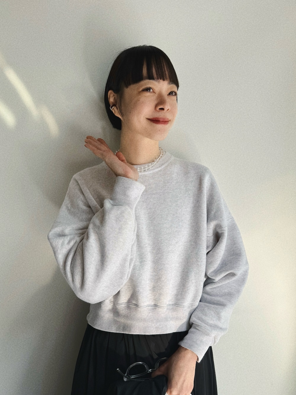 ブラック系のスカート、ブラック系のシューズ、ブラック系のダウンジャケット/コートを着用したレディースの冬コーディネートの3枚目の写真