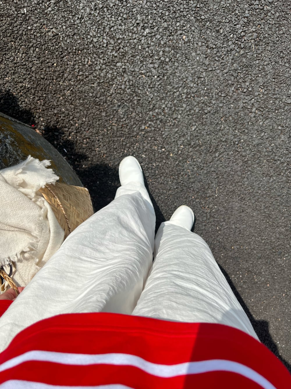 「春服、パンツスタイル、ボーダー、ボーダートップス、白パンツ、パンツコーデ、かごバッグ、サボ、シンプル、ナチュラル、シンプルコーデ、ママコーデ」｜「Caccoのアイテム（トップス、レッド系）」を使った、Kanocoさん（レディース・170cm）の春コーディネートの3枚目の写真
