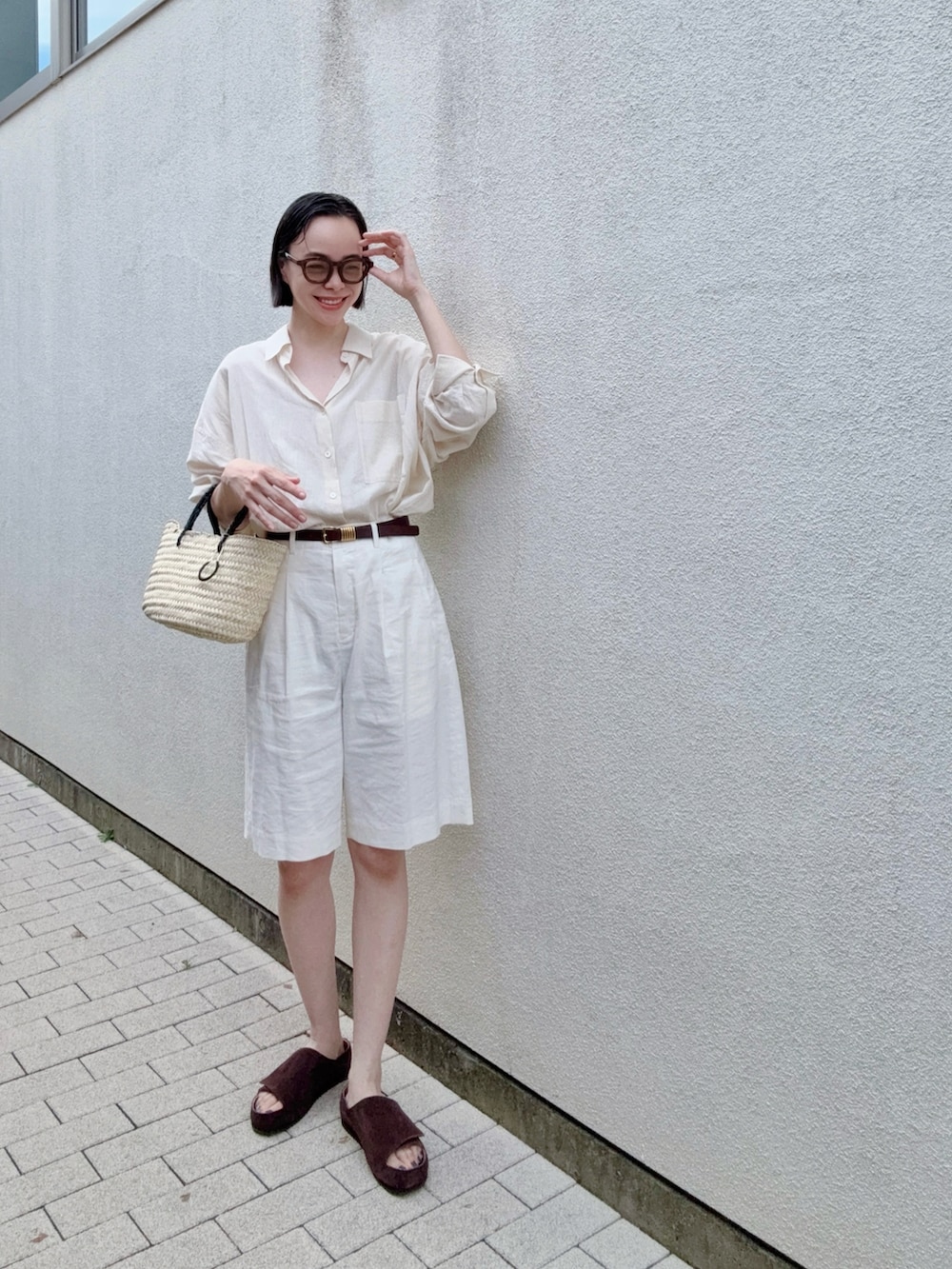ブラウン系のサンダル、ホワイト系のその他パンツ、ベージュ系のシャツ/ブラウスを着用したレディースの夏コーディネートの2枚目の写真