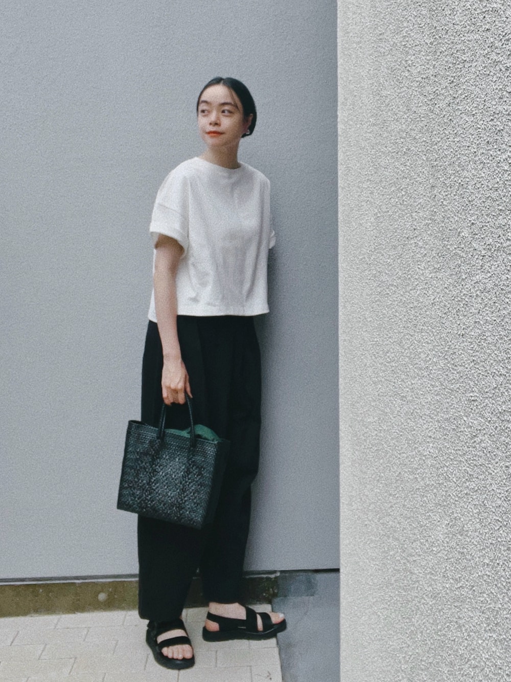 「Cacco、モノトーン、モノトーンコーデ、シンプル、シンプルコーデ、ショート丈、白Tシャツ、パンツスタイル、夏、黒パンツ、サンダル、ママファッション、ママコーデ」｜「Caccoのアイテム（Tシャツ/カットソー、その他）」を使った、Kanocoさん（レディース・170cm）の夏コーディネートの2枚目の写真