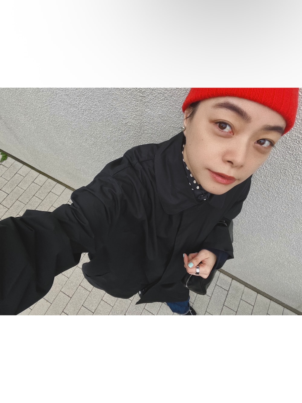 ブルー系のデニムパンツ、ブラック系のシューズ、ブラック系のバッグを着用したレディースの秋コーディネートの3枚目の写真