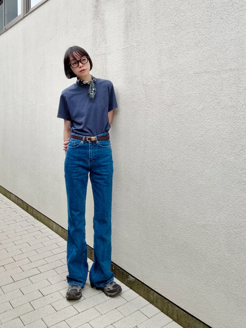 ブルー系のデニムパンツ、ブルー系のTシャツ/カットソー、グレー系のスニーカーを着用したレディースの夏コーディネートの3枚目の写真