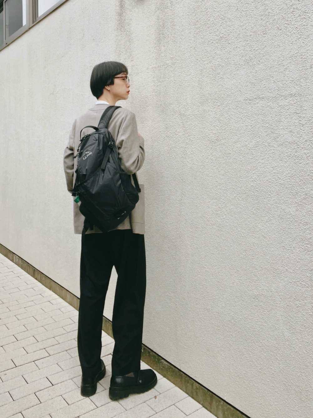 ブラック系のパンプス、ブラック系のその他パンツ、ホワイト系のTシャツ/カットソーを着用したレディースの秋コーディネートの2枚目の写真