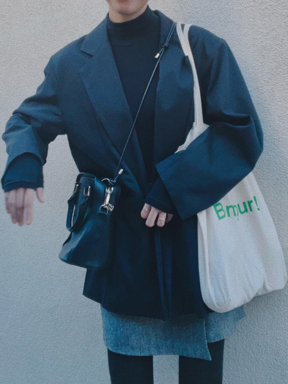 「ジャケット、ジャケットスタイル、ミニスカート、ユニクロ、UNIQLO、シンプルコーデ、シンプル、革靴、めがね、オトナカジュアル、大人女子、スカートスタイル、ママコーデ」｜「HANNEのオーバーサイズテーラードジャケット（テーラードジャケット、ブラック系）」を使った、Kanocoさん（レディース・170cm）の秋コーディネートの2枚目の写真