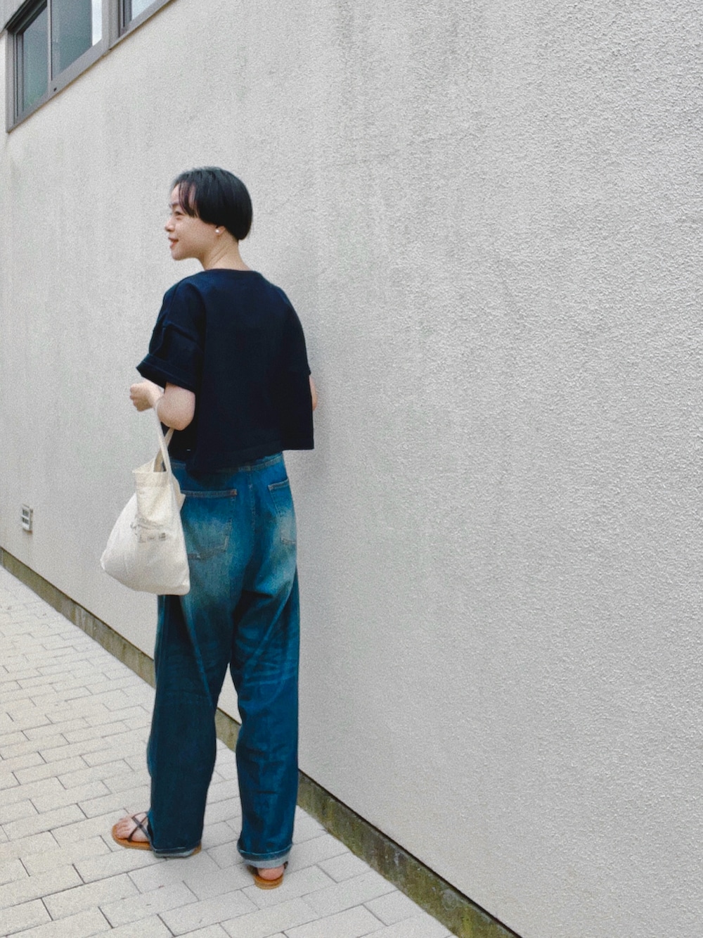 その他のTシャツ/カットソー、ブルー系のデニムパンツ、ブラック系のサンダルを着用したレディースの夏コーディネートの2枚目の写真