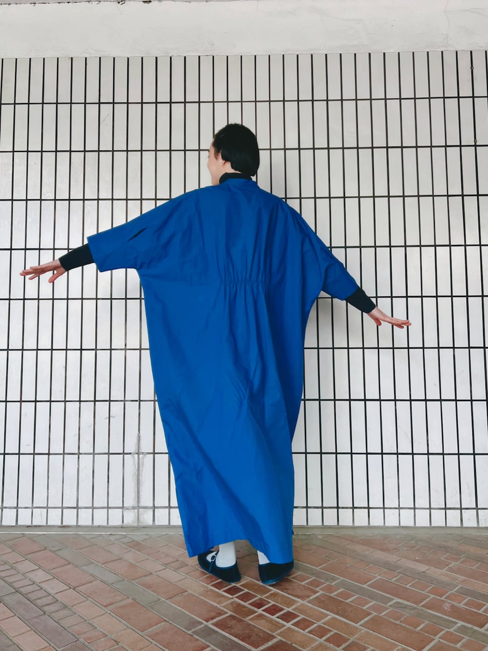 ブルー系のワンピース/ドレス、ブルー系のニット/セーター、ブルー系のその他シューズを着用したレディースの春コーディネートの4枚目の写真