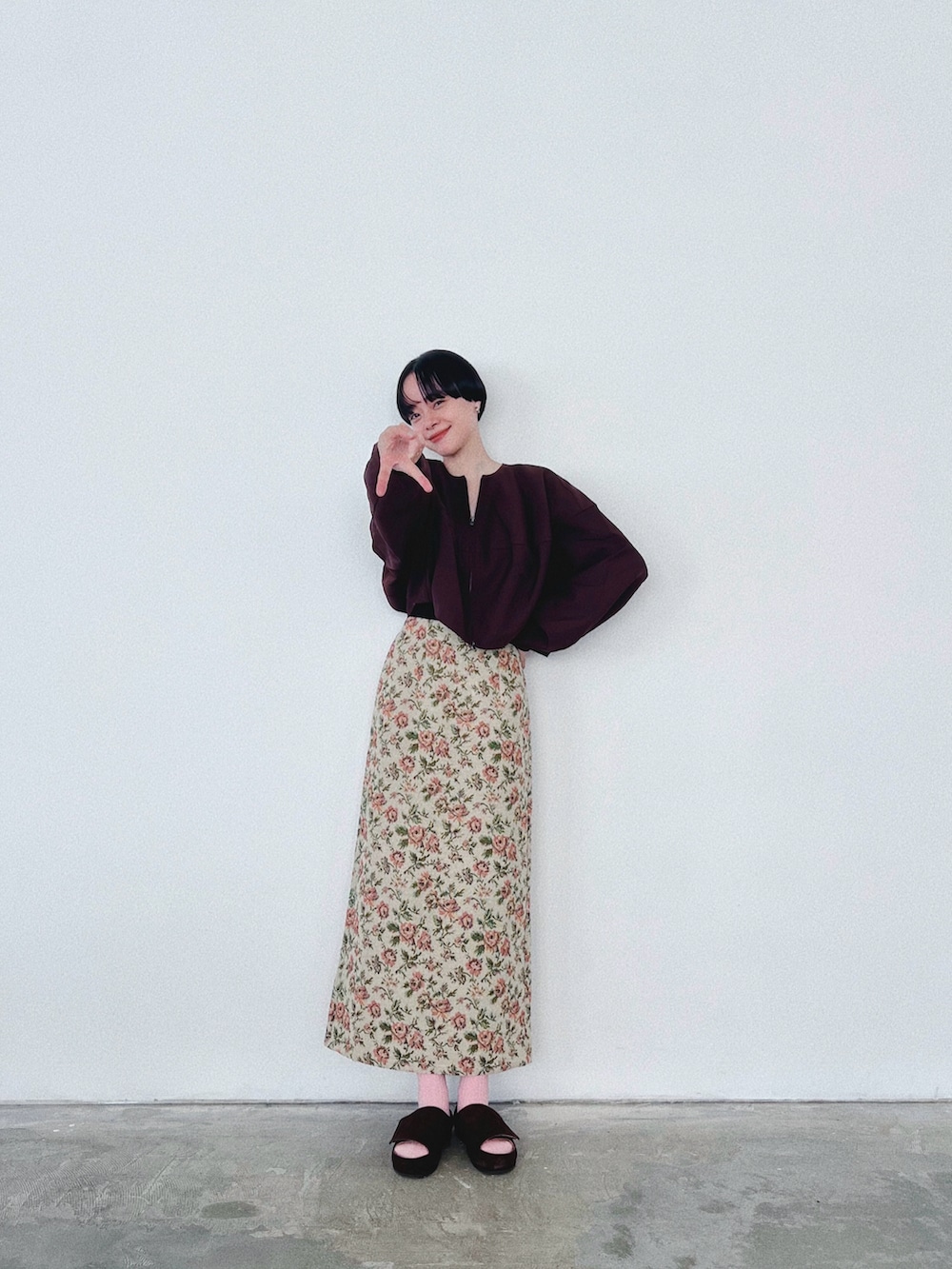 「秋コーデ、秋服コーデ、大人かわいい、花柄、花柄スカート、サンダル、ブラウン、茶色、ピンク、靴下、カジュアル、ナチュラル、ママコーデ、ママファッション」｜「STYLEMIXERのハイラインフォルムショートジャケット（ノーカラージャケット、ブラウン系）」を使った、Kanocoさん（レディース・170cm）の秋コーディネートの2枚目の写真