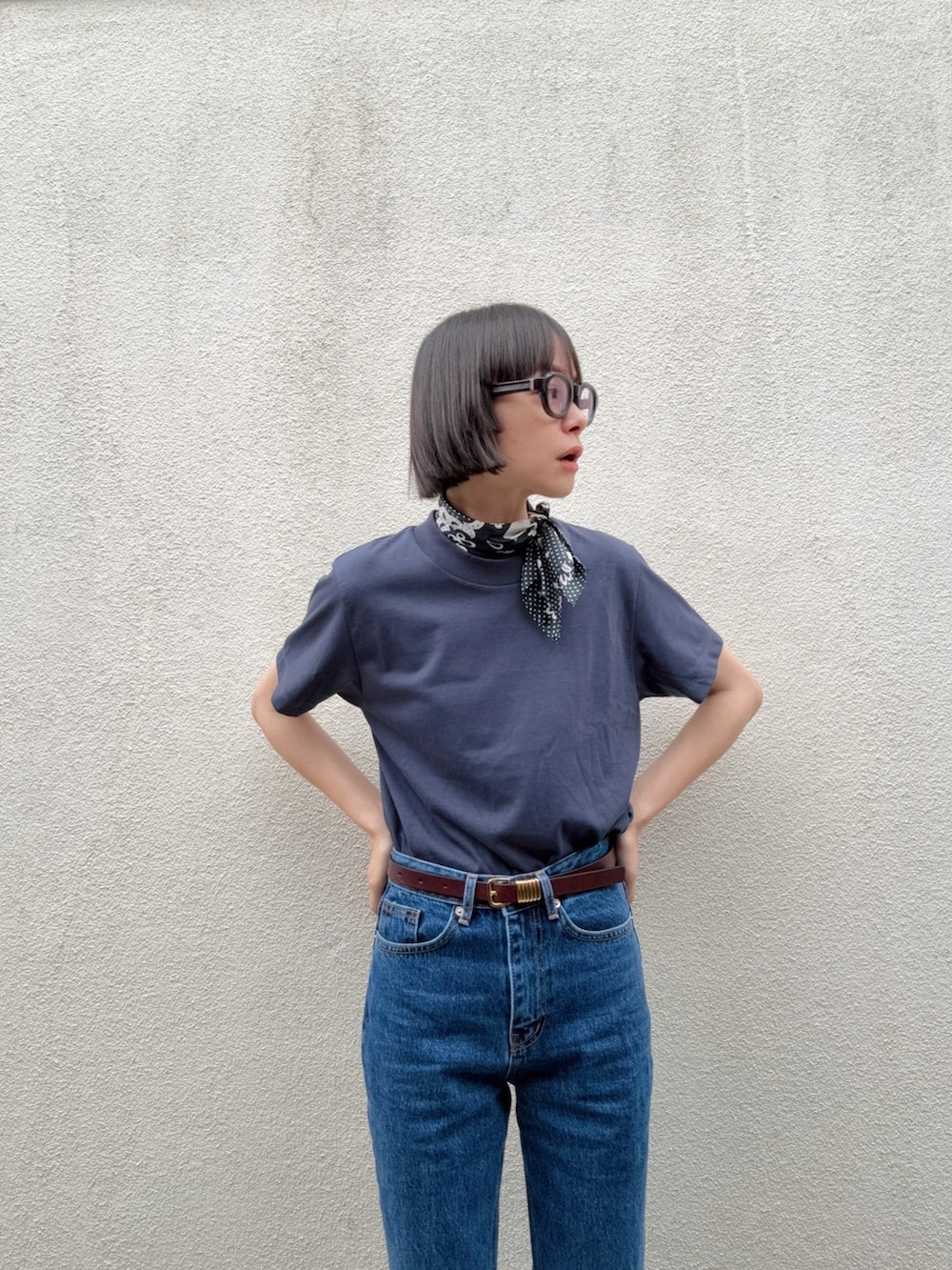 ブルー系のデニムパンツ、ブルー系のTシャツ/カットソー、グレー系のスニーカーを着用したレディースの夏コーディネートの2枚目の写真
