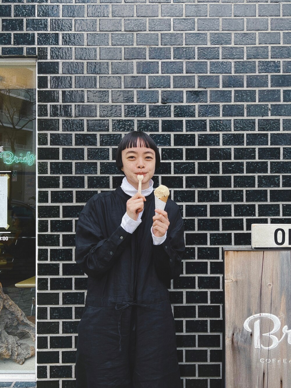 ブラック系のサロペット/オーバーオール、ホワイト系のトップス、ブラック系のその他シューズを着用したレディースの春コーディネートの2枚目の写真