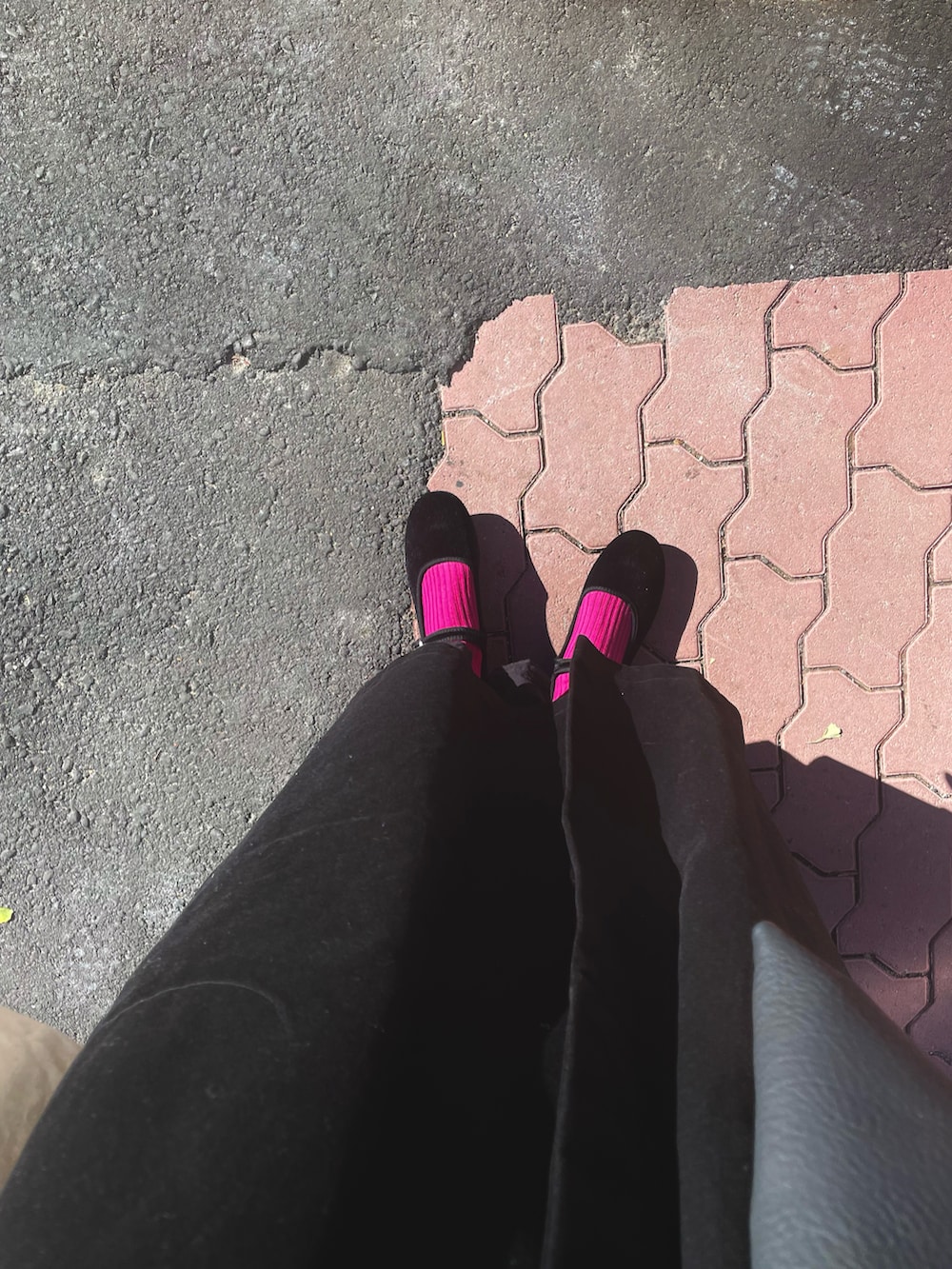 ブラック系のショルダーバッグ、ブラック系のバレエシューズ、ブラック系のストール/ショールを着用したレディースの秋コーディネートの2枚目の写真