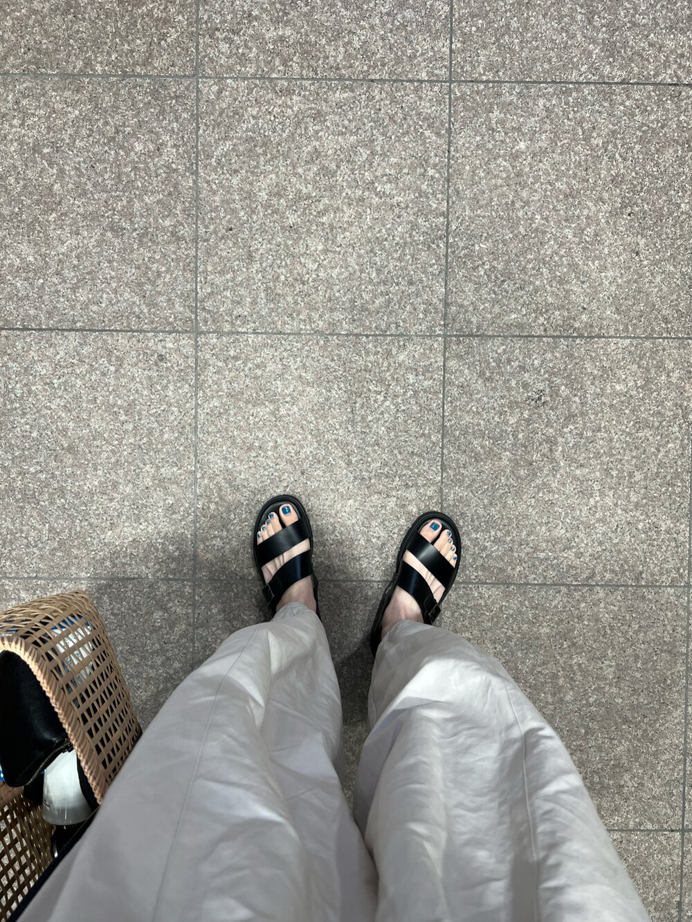 ブラック系のトップス、ホワイト系のその他パンツ、ブラック系のサンダルを着用したレディースの夏コーディネートの3枚目の写真