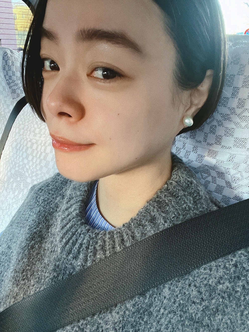 ブルー系のシャツ/ブラウス、グレー系のベスト、ブラック系のパンツを着用したレディースの冬コーディネートの3枚目の写真