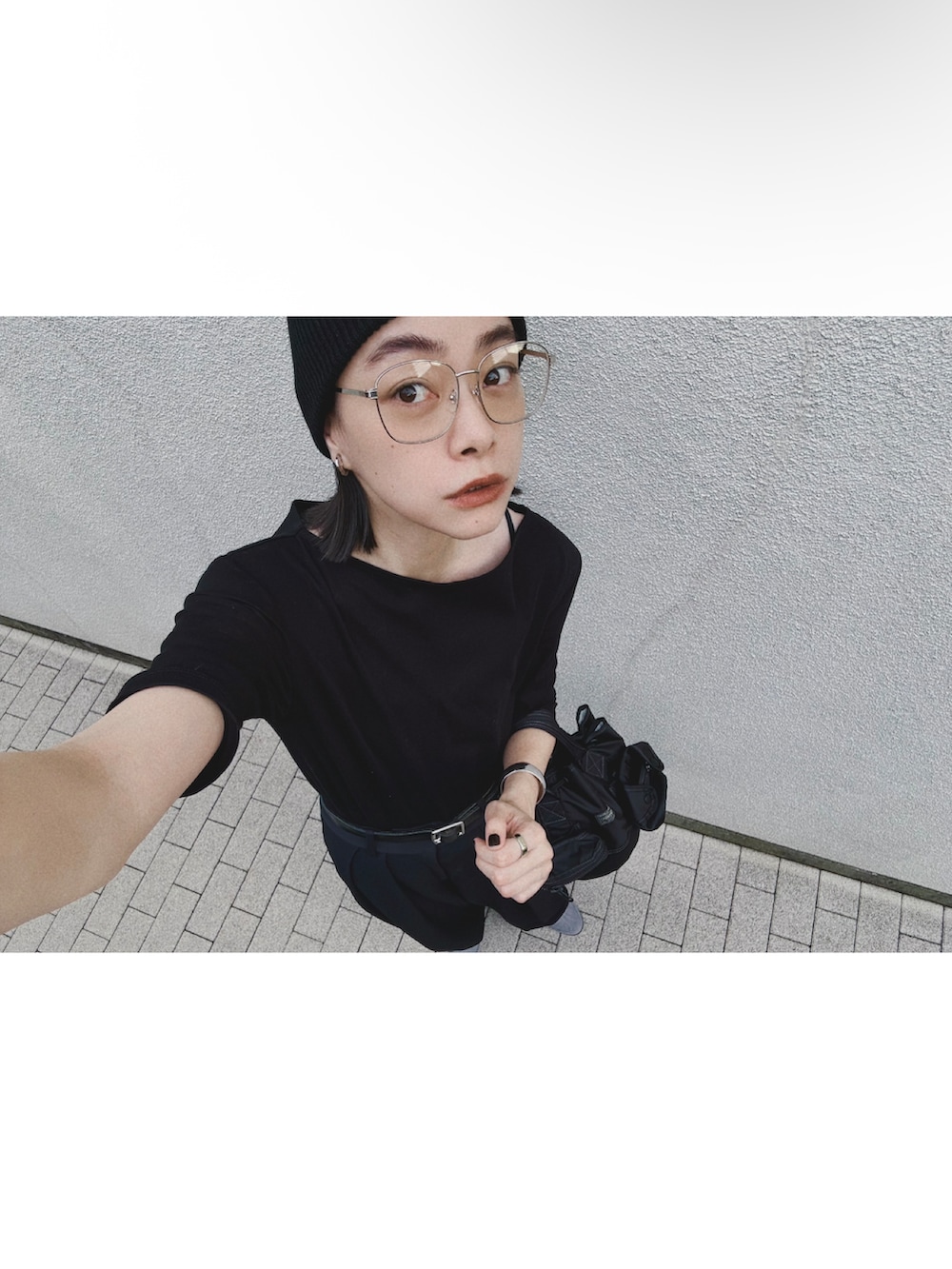 ブラック系のTシャツ/カットソー、ブラック系のバッグ、ブラック系のその他パンツを着用したレディースの秋コーディネートの4枚目の写真