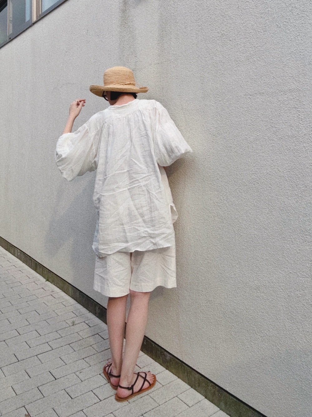 ホワイト系のシャツ/ブラウス、ホワイト系のその他パンツ、ブラック系のサンダルを着用したレディースの夏コーディネートの2枚目の写真