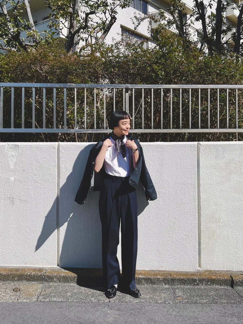 ブルー系のブルゾン、ブルー系のその他パンツ、ホワイト系のTシャツ/カットソーを着用したレディースの冬コーディネートの3枚目の写真