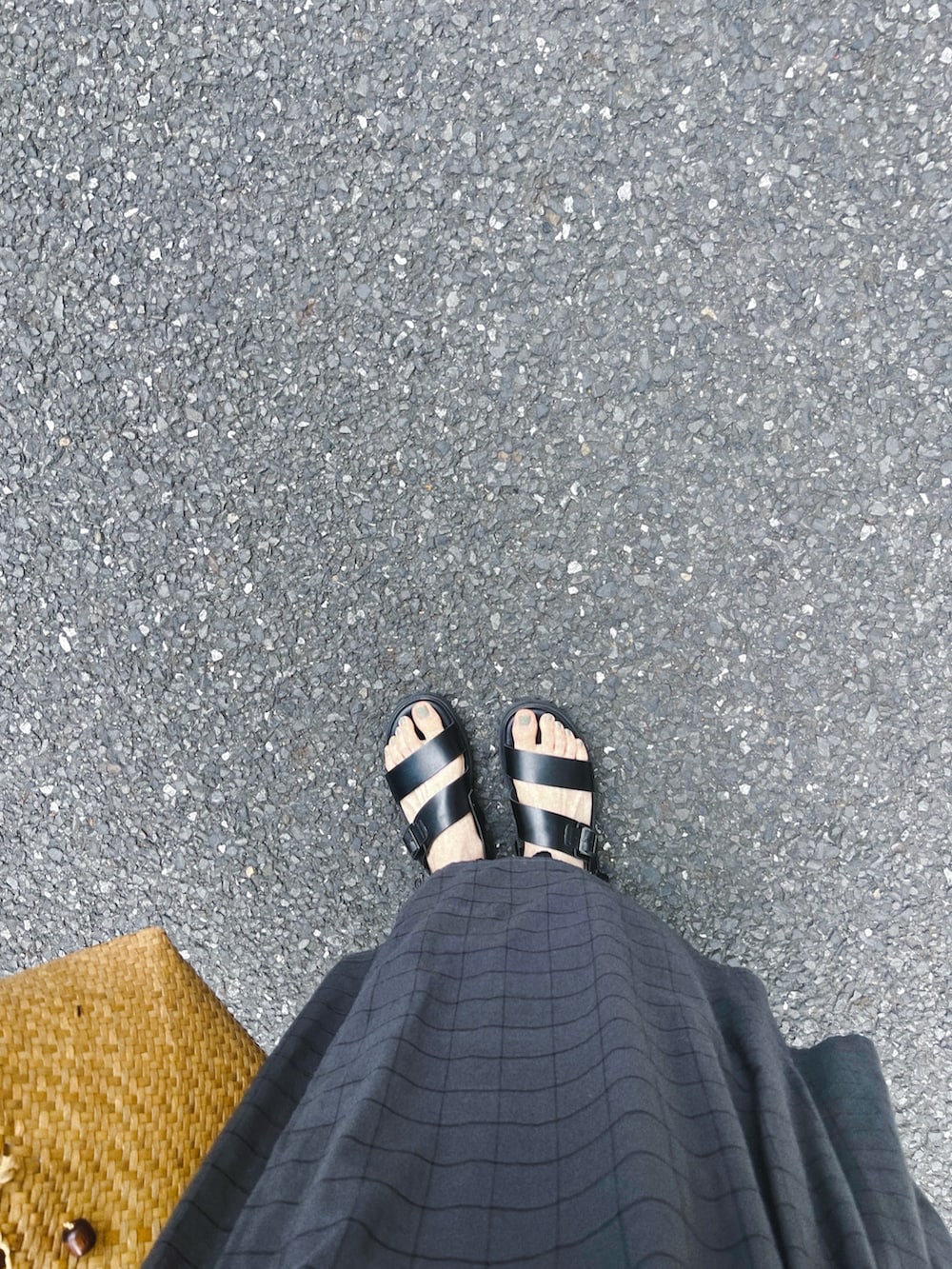 ブラック系のワンピース、ブラック系のスカート、ブラック系のサンダルを着用したレディースの春コーディネートの4枚目の写真