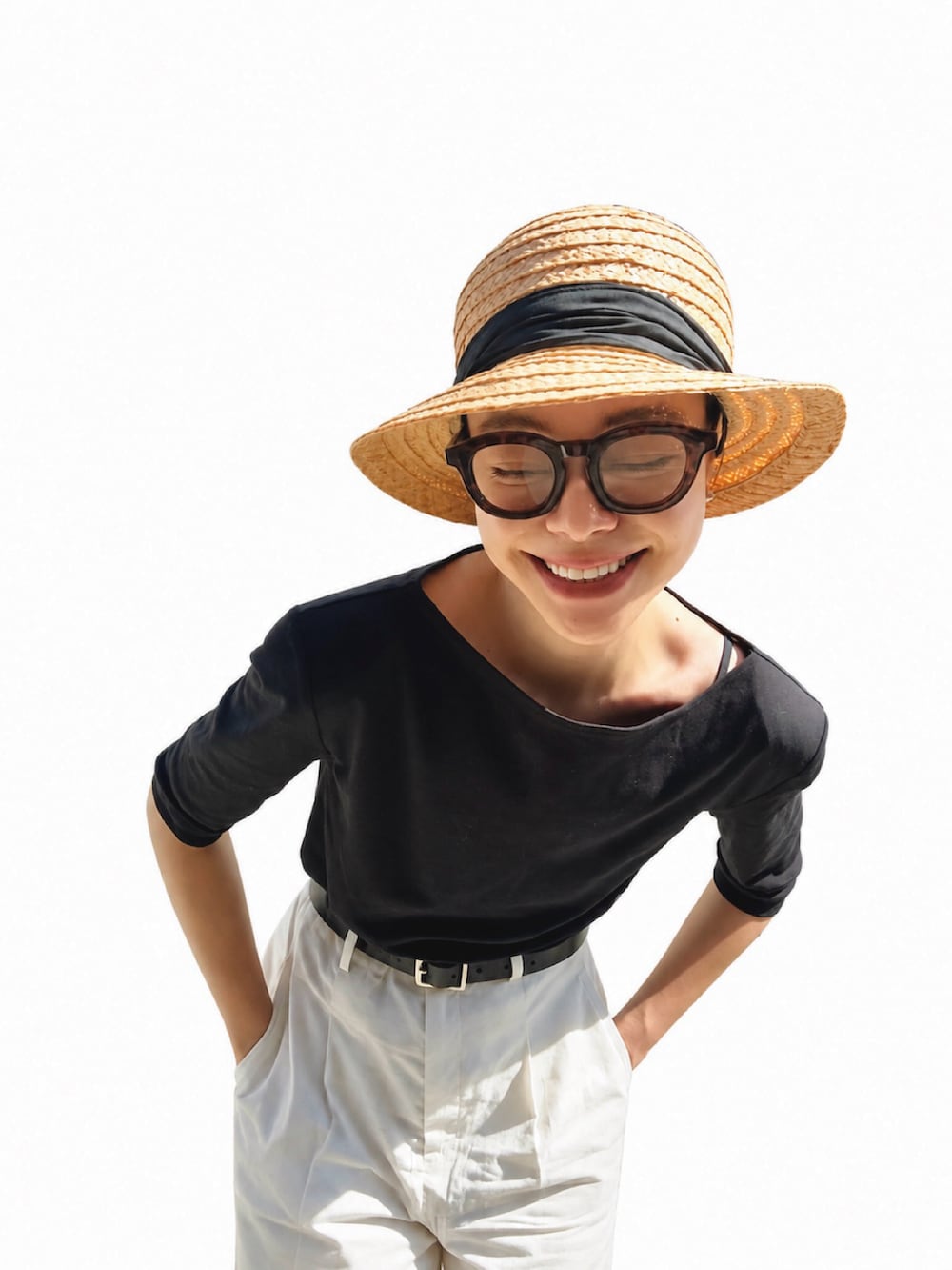 ブラック系のTシャツ/カットソー、ホワイト系のその他パンツ、ブラック系のバレエシューズを着用したレディースの夏コーディネートの3枚目の写真