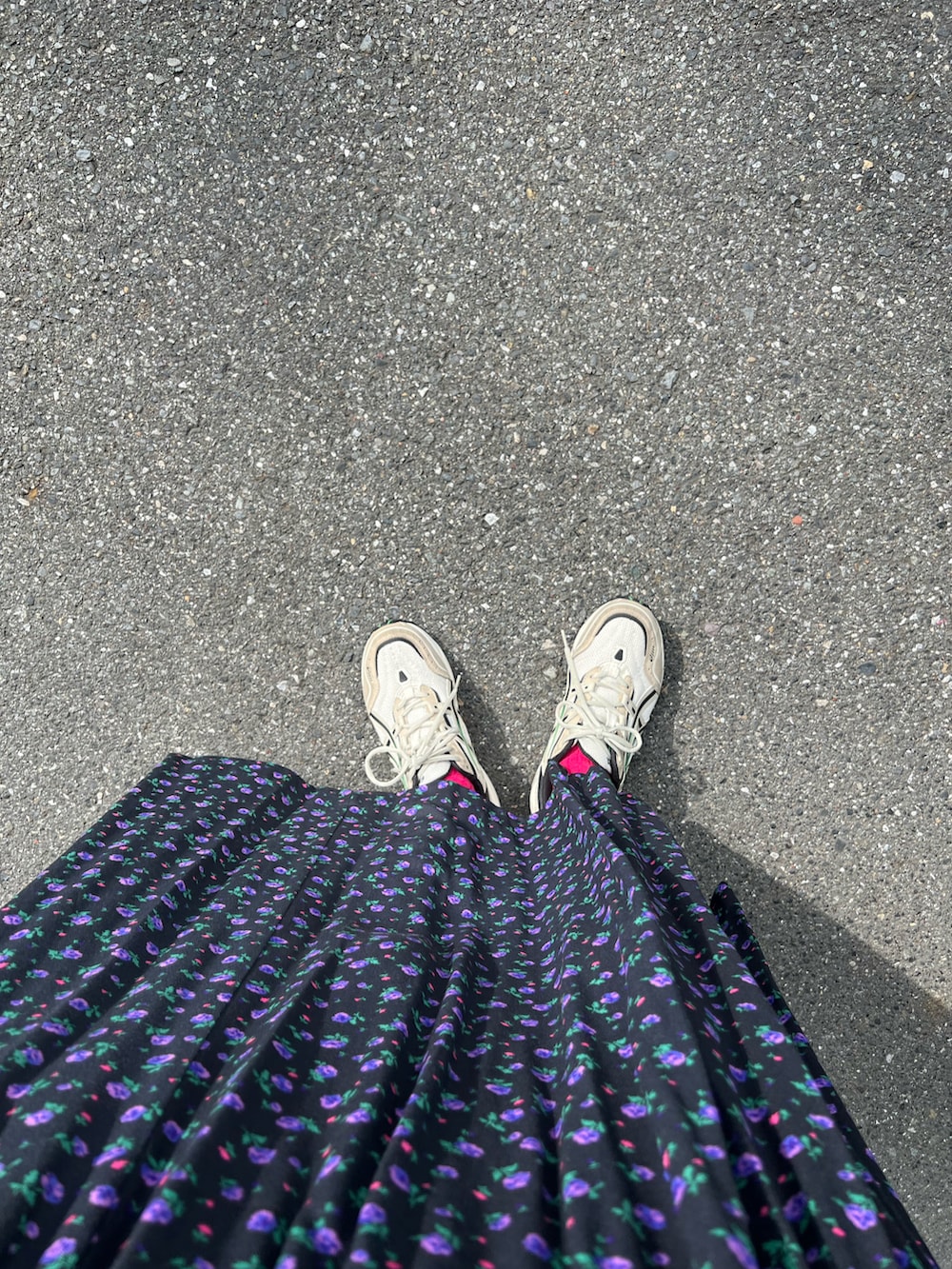 ブラック系のワンピース、ベージュ系のスニーカー、その他のイヤリングを着用したレディースの秋コーディネートの2枚目の写真