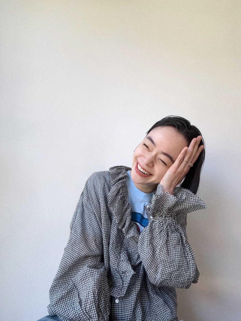 その他のシャツ/ブラウスを着用したレディースの春コーディネートの2枚目の写真