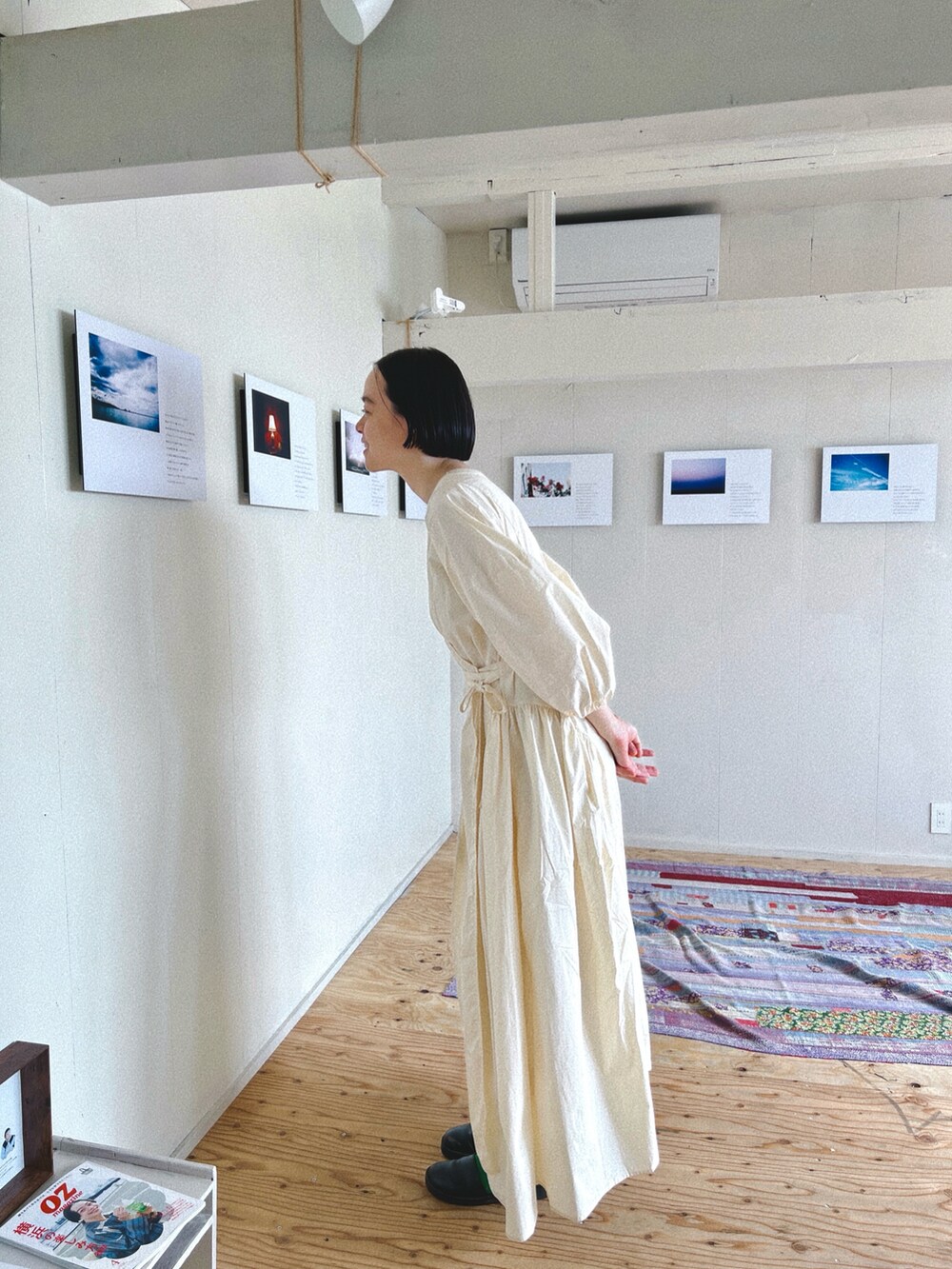 ホワイト系のワンピース、ブラック系のシューズ、ホワイト系のマタニティウェア/グッズを着用したレディースの春コーディネートの2枚目の写真