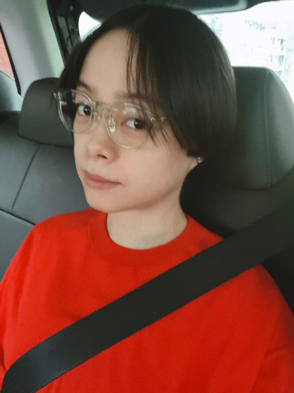 レッド系のニット/セーター、ホワイト系のその他パンツ、ベージュ系のローファーを着用したレディースの秋コーディネートの2枚目の写真