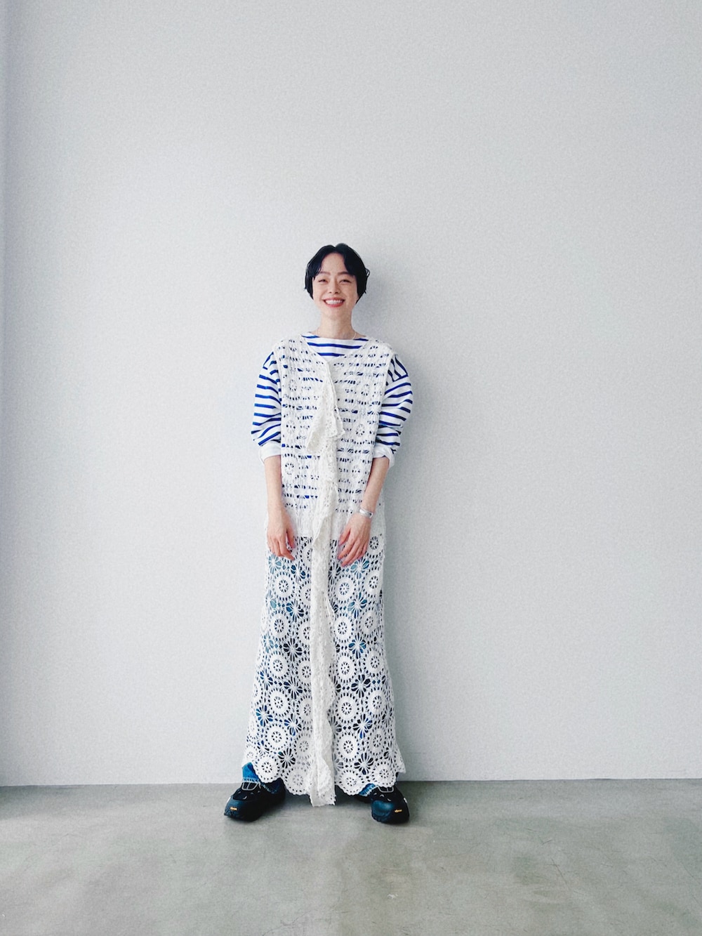 「大人カジュアルコーデ、春服、ボーダー、ボーダートップス、デニム、シンプル、ナチュラル、古着MIX、Cacco、レースワンピース、ママコーデ、オトナカジュアル」｜「Caccoのアイテム（Tシャツ/カットソー、ブルー系）」を使った、Kanocoさん（レディース・170cm）の春コーディネートの3枚目の写真