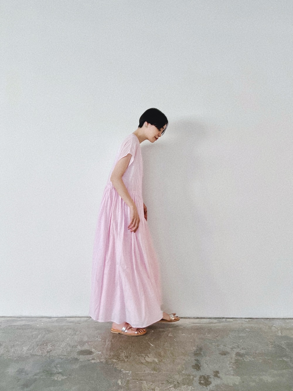 ピンク系のワンピース、シルバー系のサンダルを着用したレディースの夏コーディネートの2枚目の写真