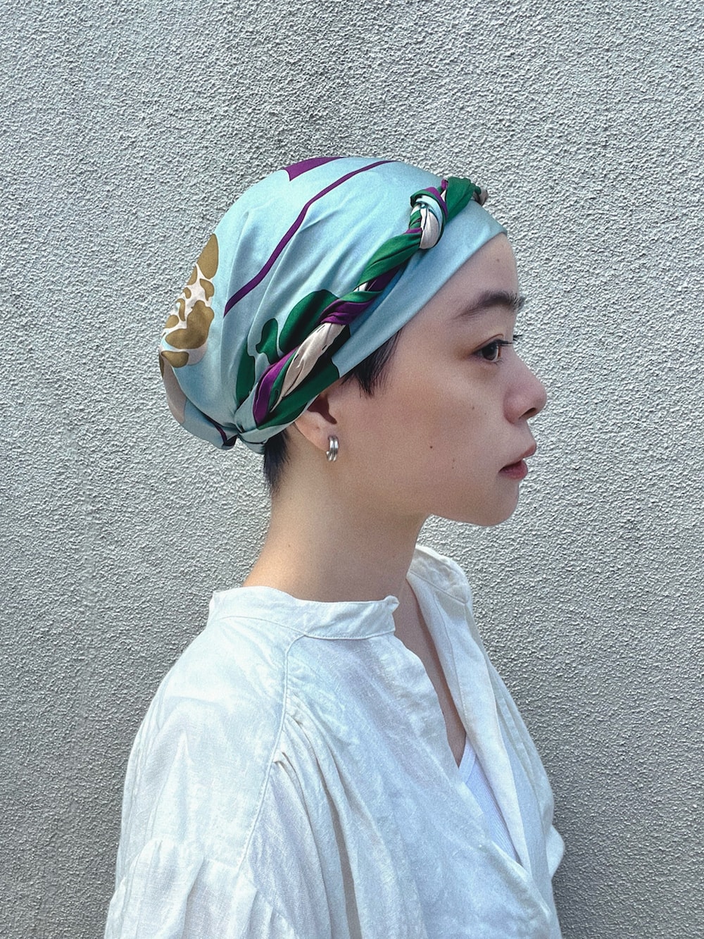 ベージュ系のスニーカー、ホワイト系のその他パンツ、ホワイト系のシャツ/ブラウスを着用したレディースの秋コーディネートの2枚目の写真