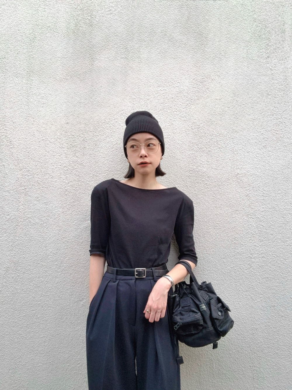 ブラック系のTシャツ/カットソー、ブラック系のバッグ、ブラック系のその他パンツを着用したレディースの秋コーディネートの3枚目の写真