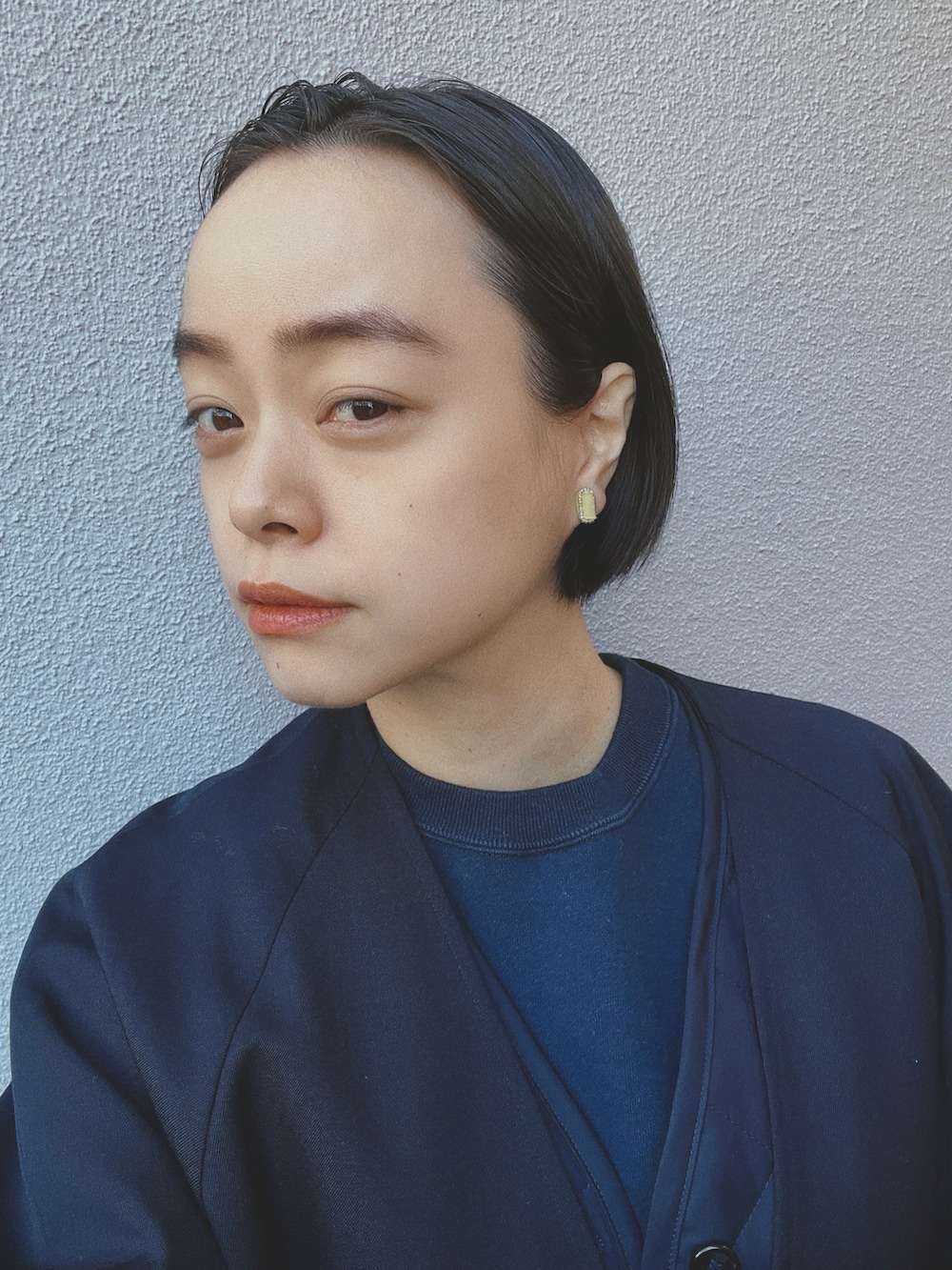 ブルー系のジャケット/アウター、ブルー系のスウェット、ブルー系のデニムパンツを着用したレディースの春コーディネートの2枚目の写真