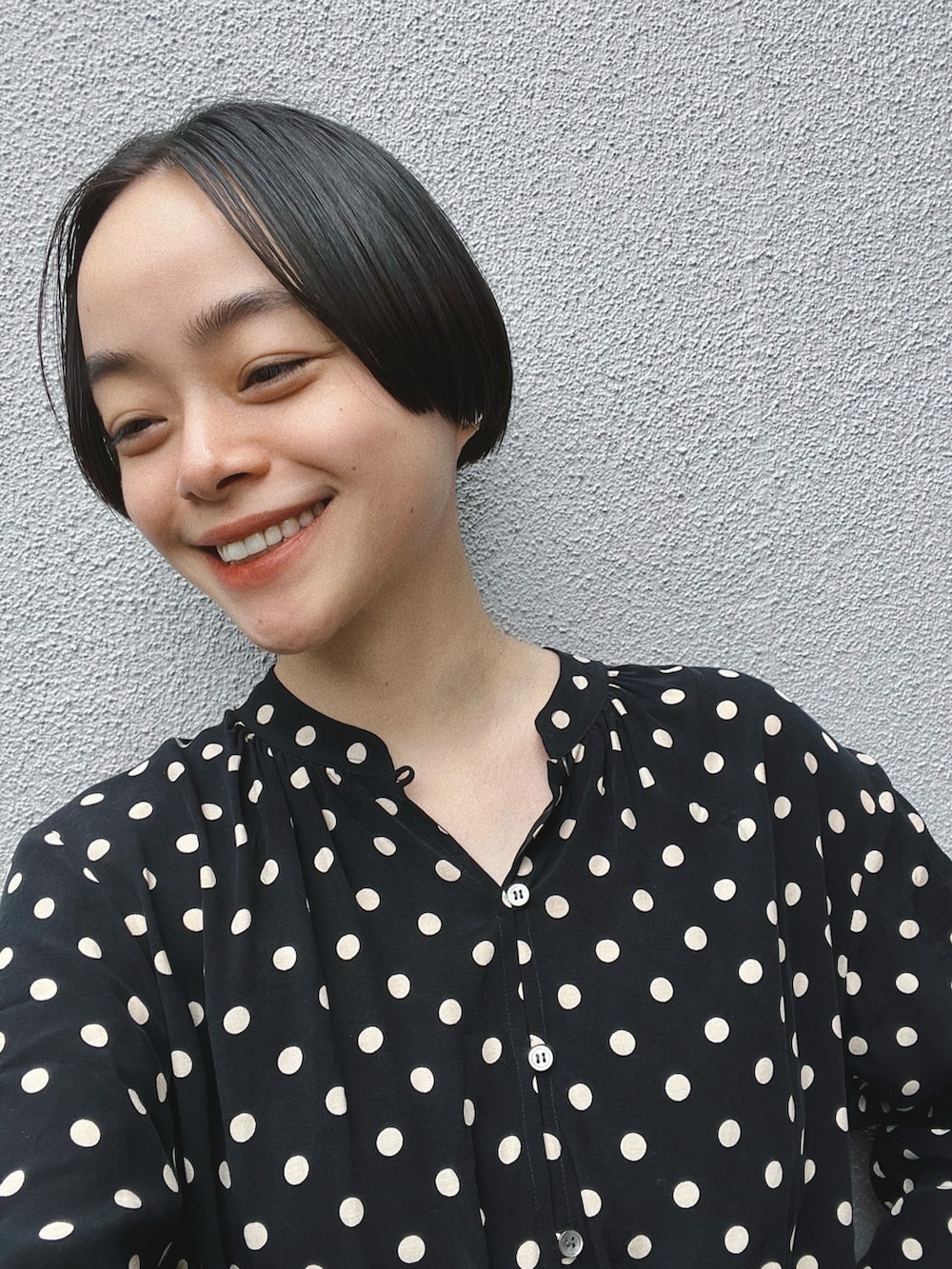 「オトナ女子、オトナカジュアル、キレイめカジュアル、ドット柄、水玉、ハイウエストデニム、デニム、ブラウス、ブラウス×デニム、かごバッグ、ナチュラル、シンプル、ママコーデ」|「JOURNAL STANDARD LUXEのドット スタンドブラウス(シャツ/ブラウス、ブラック系)」を使った、Kanocoさん(レディース・170cm)の夏コーディネートの2枚目の写真