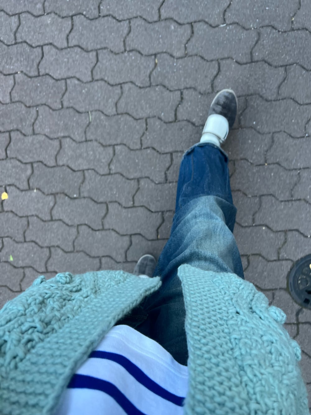 ブルー系のカーディガン/ボレロ、ブルー系のトップス、ブルー系のデニムパンツを着用したレディースの秋コーディネートの3枚目の写真