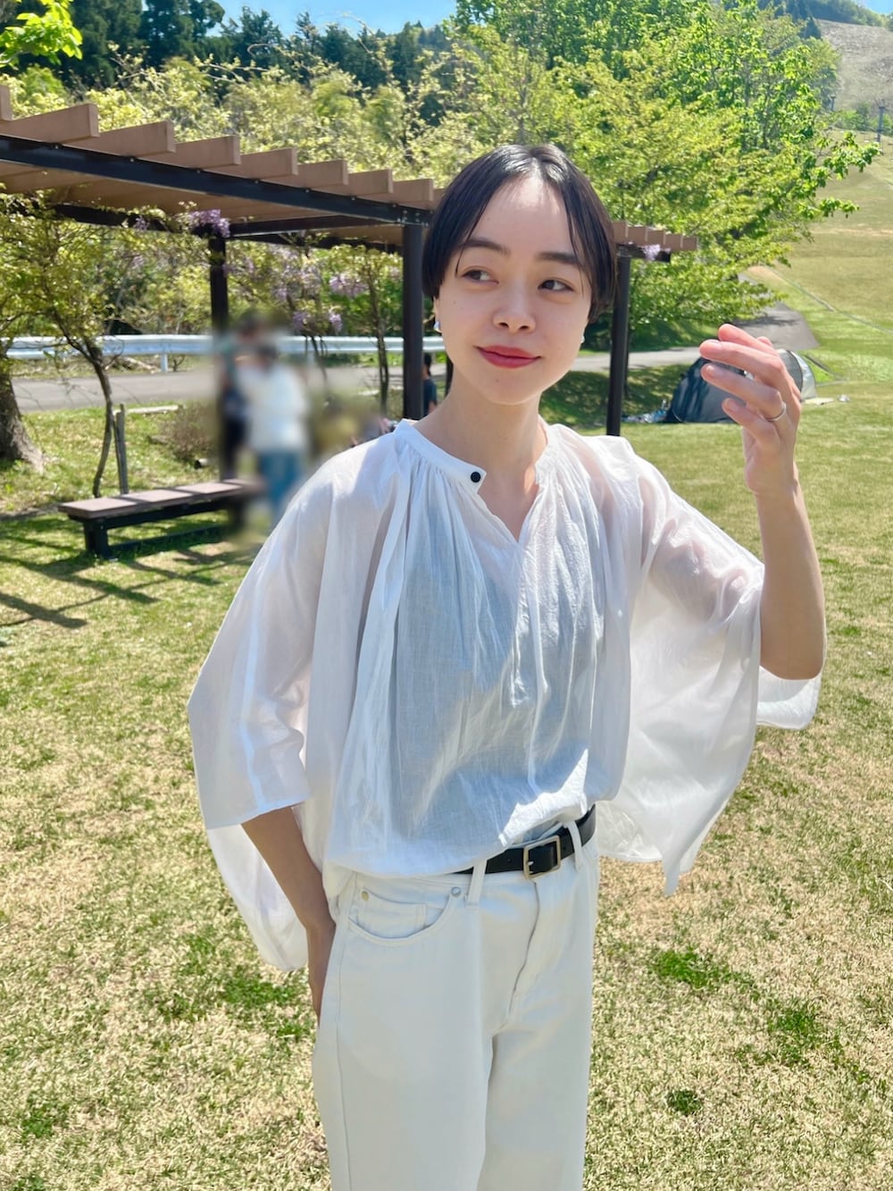 ホワイト系のシャツ/ブラウスを着用したレディースの春コーディネートの4枚目の写真