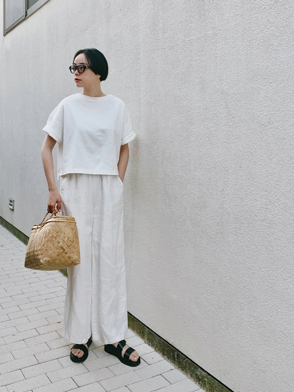 その他のTシャツ/カットソー、ホワイト系のその他パンツ、ブラック系のサンダルを着用したレディースの春コーディネートの2枚目の写真