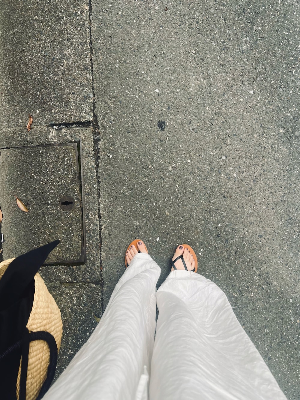 ホワイト系のその他パンツ、ホワイト系のシャツ/ブラウス、ブラック系のかごバッグを着用したレディースの夏コーディネートの2枚目の写真