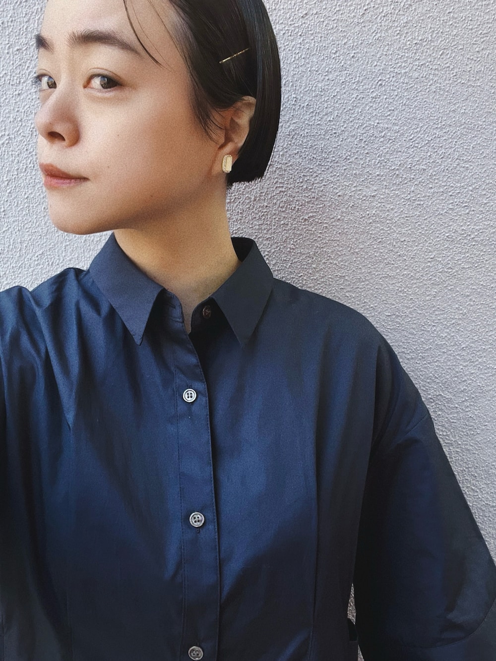 ブルー系のシャツワンピース、ブラック系のシューズを着用したレディースの春コーディネートの3枚目の写真