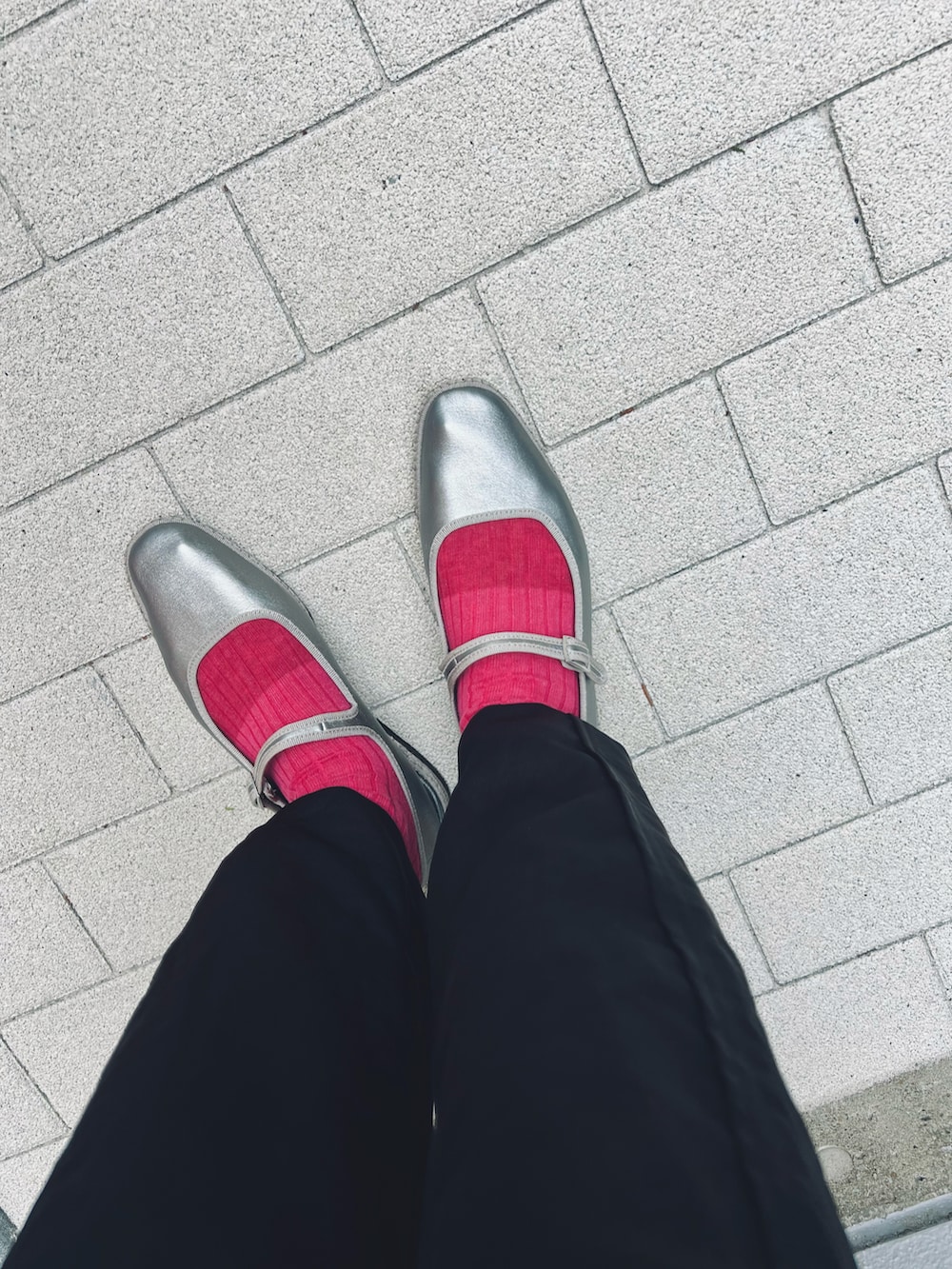 ホワイト系のシャツ/ブラウス、ブラック系のその他パンツ、シルバー系のシューズを着用したレディースの春コーディネートの2枚目の写真