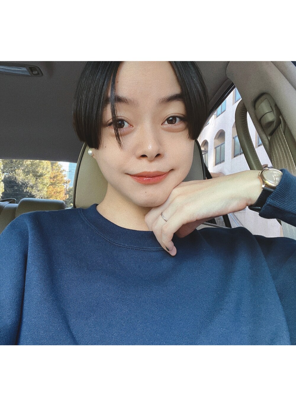 ブルー系のスウェット、ブルー系のパンツ、ブラック系のショルダーバッグを着用したレディースの秋コーディネートの2枚目の写真