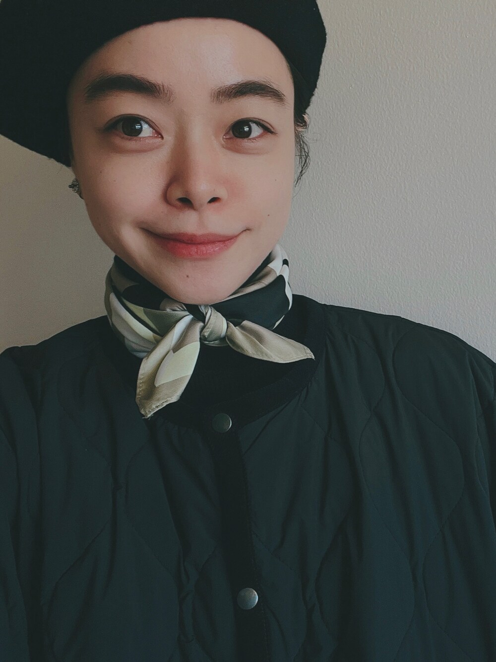 ブラック系のその他アウター、ブラック系のパンツ、ベージュ系のバンダナ/スカーフを着用したレディースの冬コーディネートの3枚目の写真