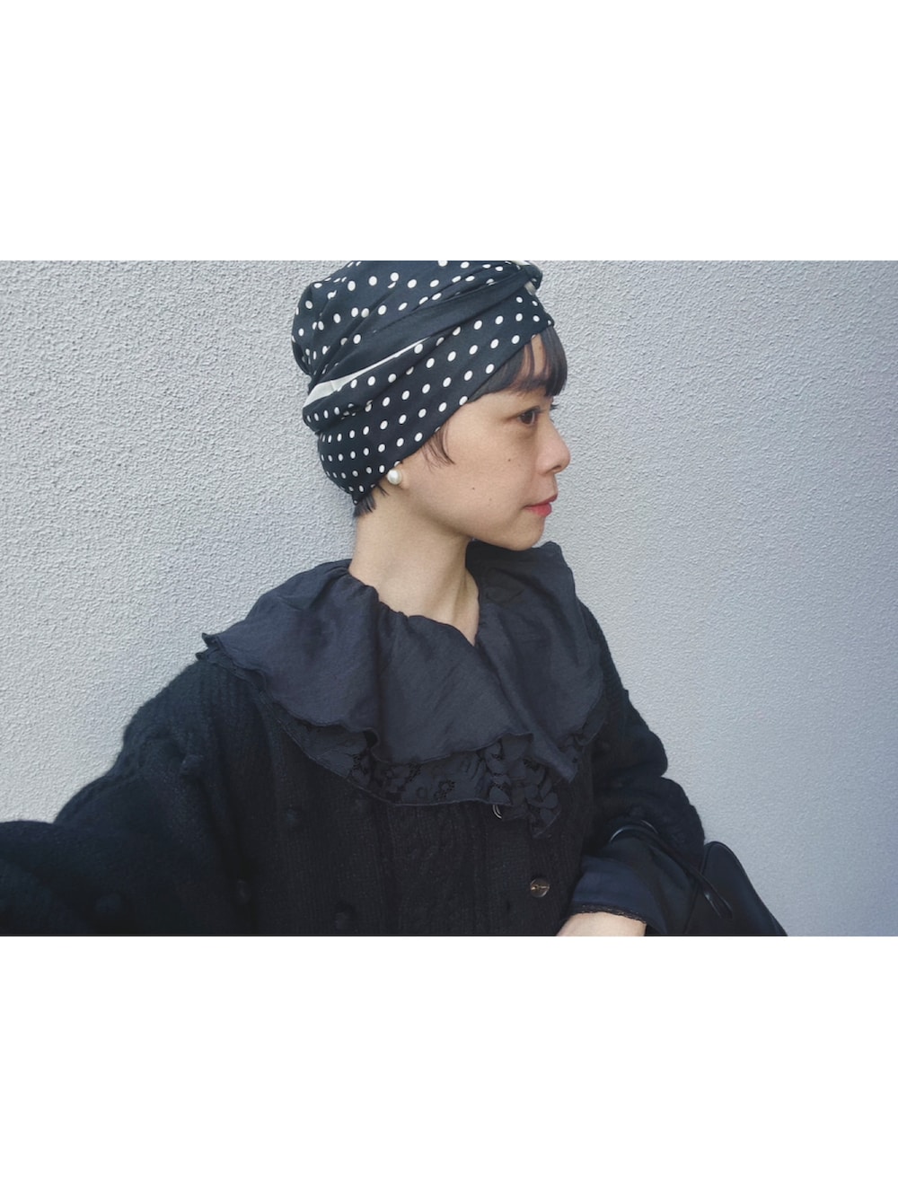 ブラック系のカーディガン/ボレロ、ブラック系のシャツ/ブラウス、ブラック系のサロペット/オーバーオールを着用したレディースの秋コーディネートの4枚目の写真