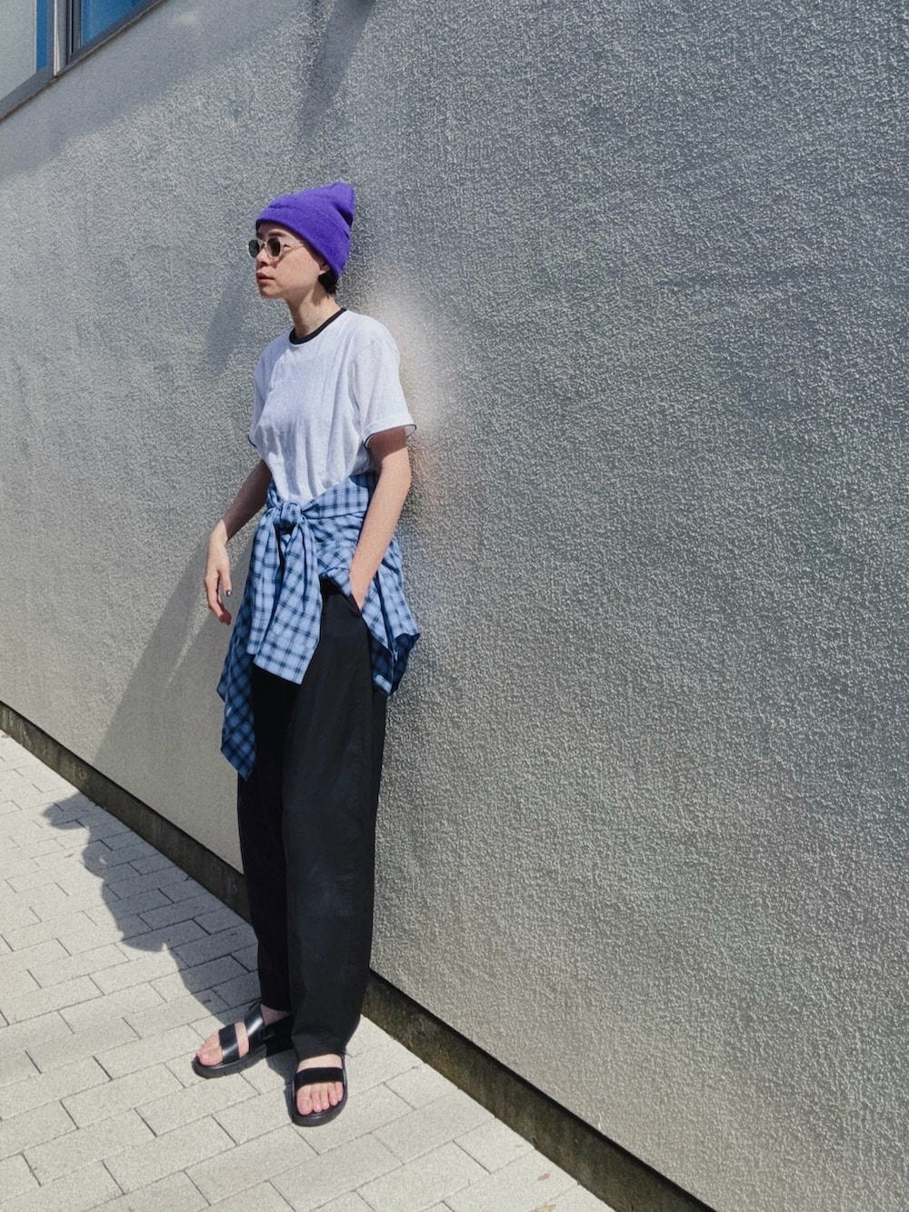 ホワイト系のTシャツ/カットソー、ブルー系のシャツ/ブラウス、ブラック系のその他パンツを着用したレディースの春コーディネートの2枚目の写真