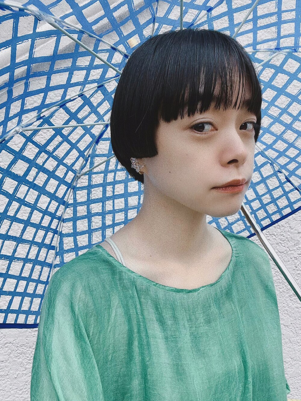 グリーン系のシャツ/ブラウス、ブラック系のサンダル、その他のイヤリングを着用したレディースの夏コーディネートの3枚目の写真