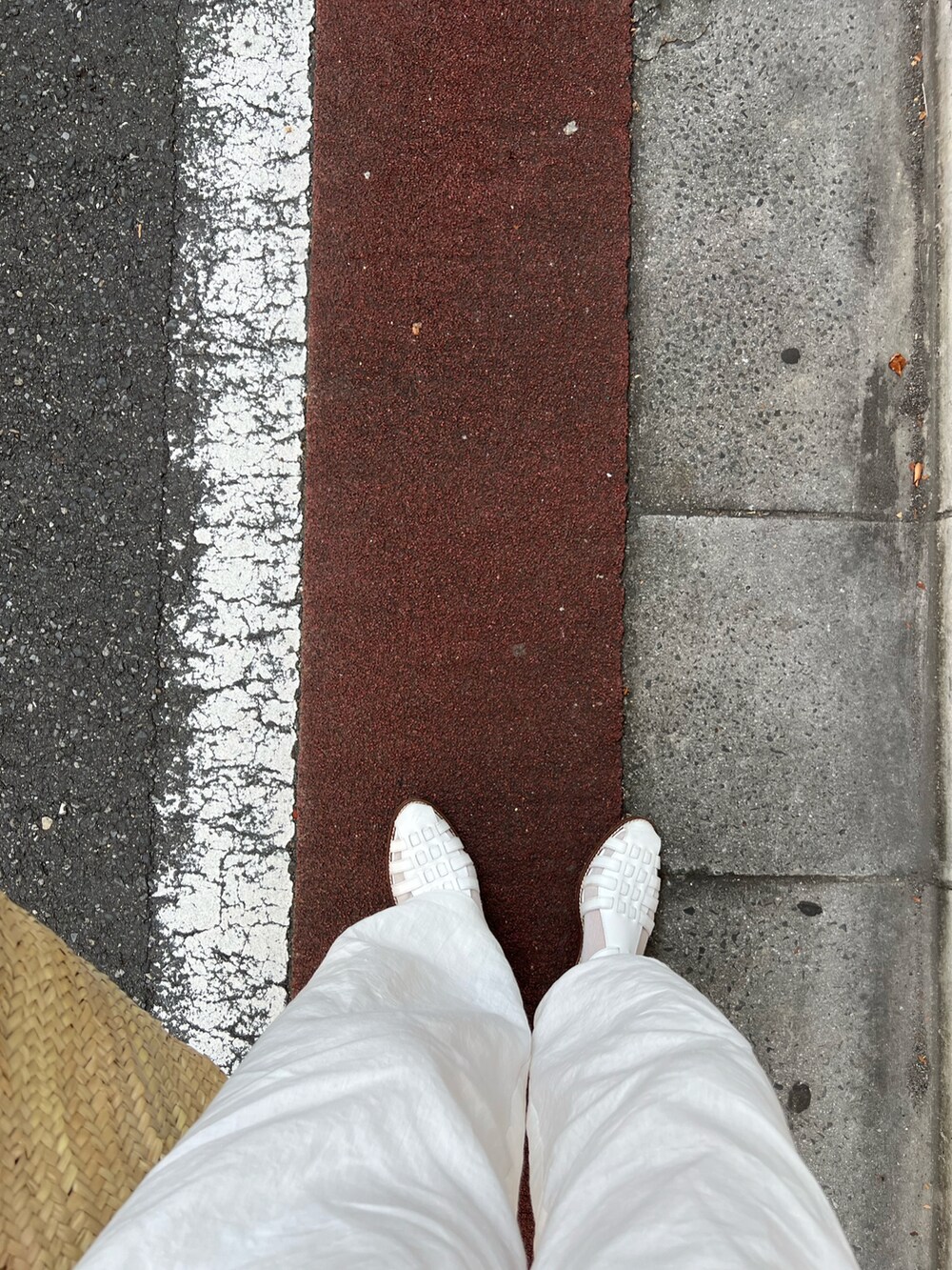 ホワイト系のかごバッグ、ホワイト系のシャツ/ブラウス、ホワイト系のその他パンツを着用したレディースの夏コーディネートの2枚目の写真