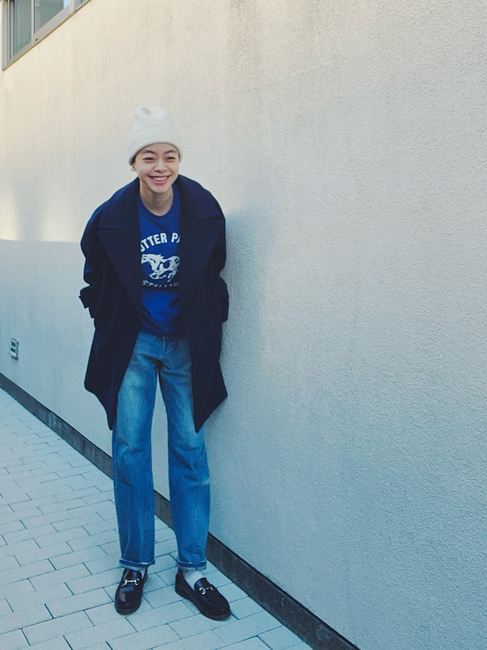 ブルー系のその他アウター、ブルー系のスウェット、ブルー系のデニムパンツを着用したレディースの冬コーディネートの2枚目の写真