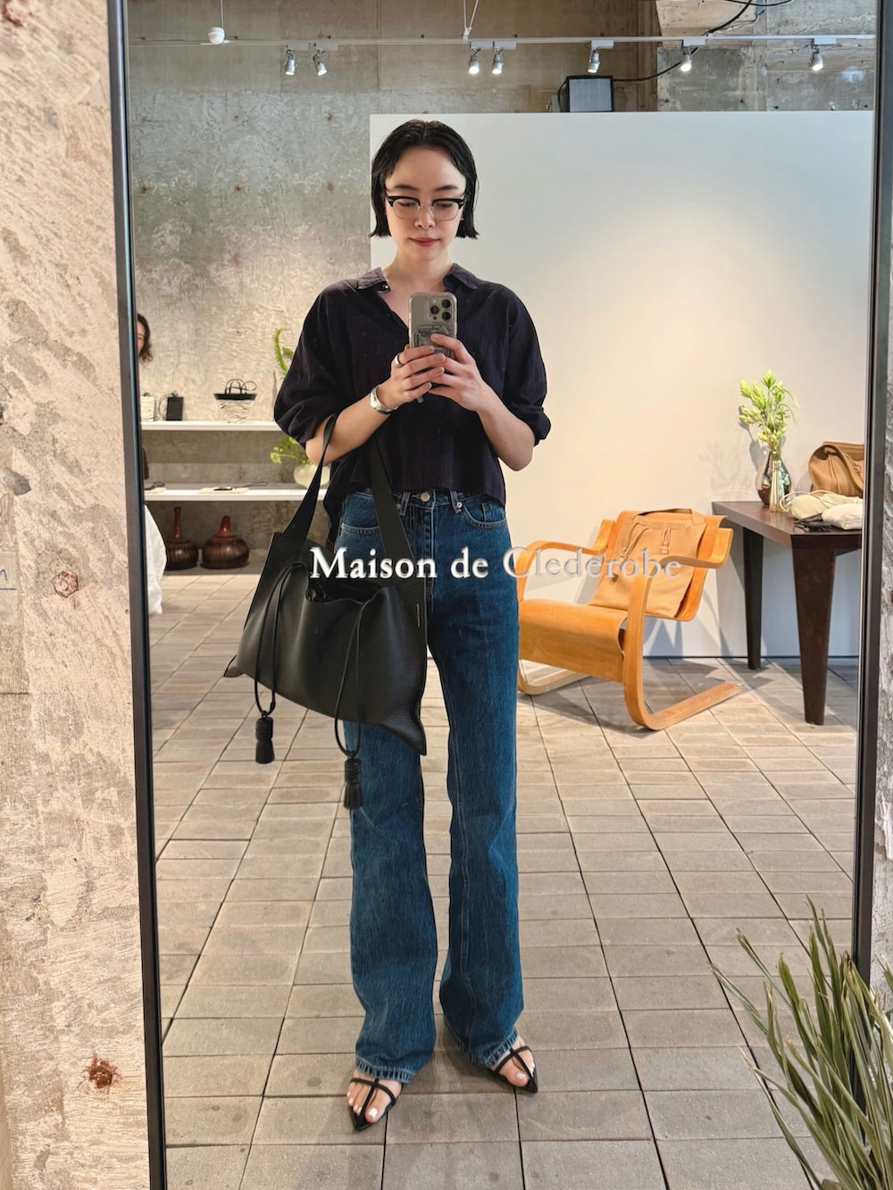 ブルー系のデニムパンツ、ブルー系のシャツ/ブラウス、ベージュ系のかごバッグを着用したレディースの夏コーディネートの3枚目の写真