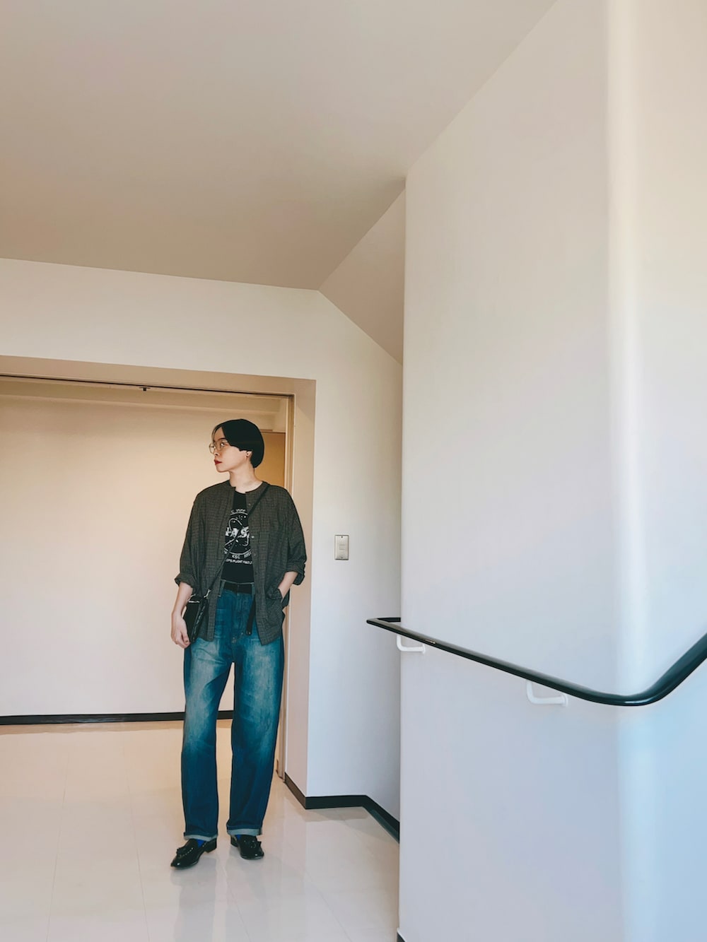 ブラック系のシャツ/ブラウス、ブラック系のTシャツ/カットソー、ブラック系のローファーを着用したレディースの秋コーディネートの2枚目の写真