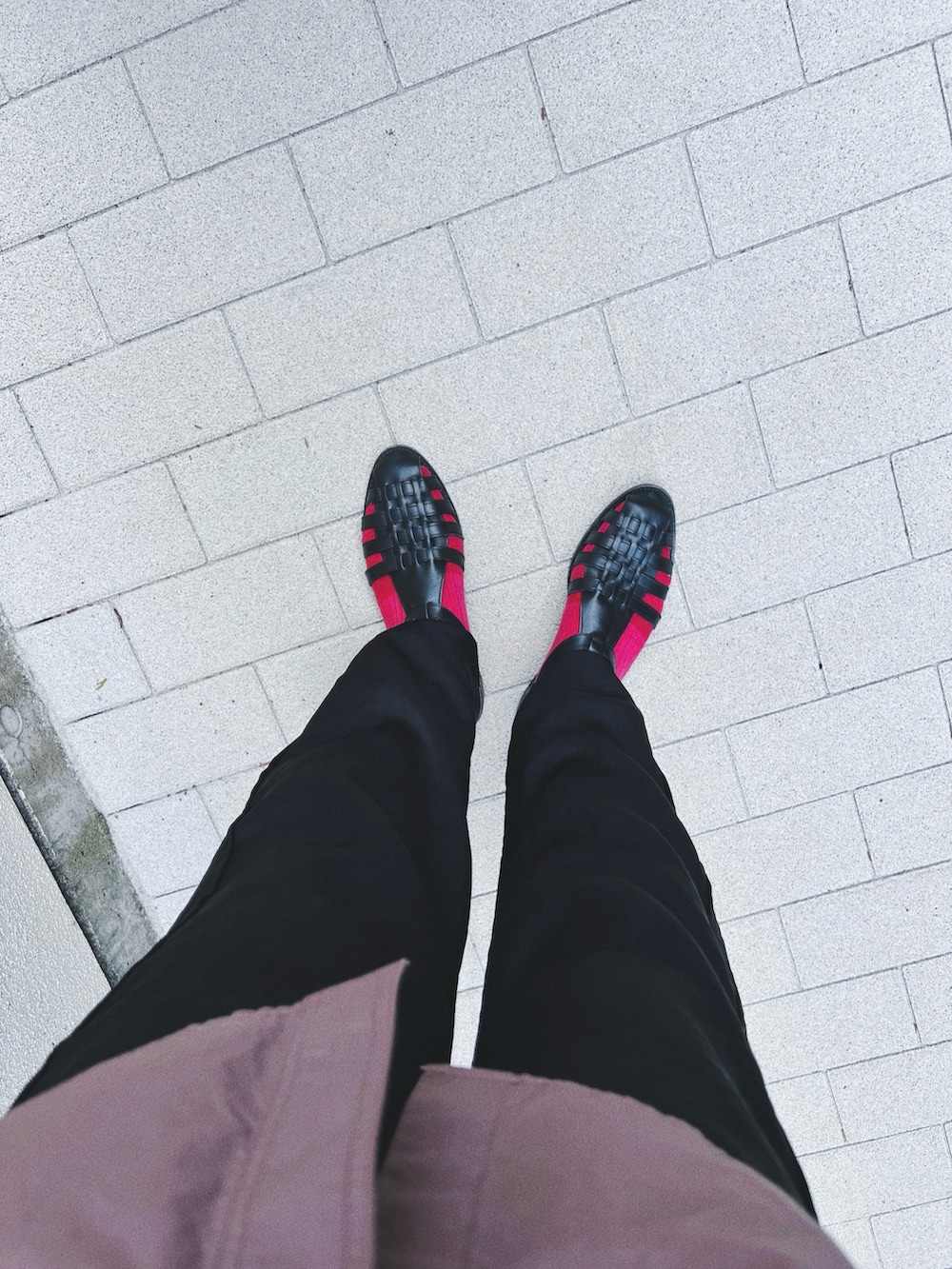 パープル系のシャツ/ブラウス、ブラック系のその他パンツ、ブラック系のサンダルを着用したレディースの春コーディネートの3枚目の写真