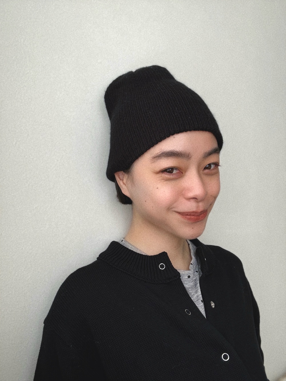 ブルー系のデニムパンツ、ブラック系のカーディガン/ボレロ、グレー系のTシャツ/カットソーを着用したレディースの冬コーディネートの4枚目の写真